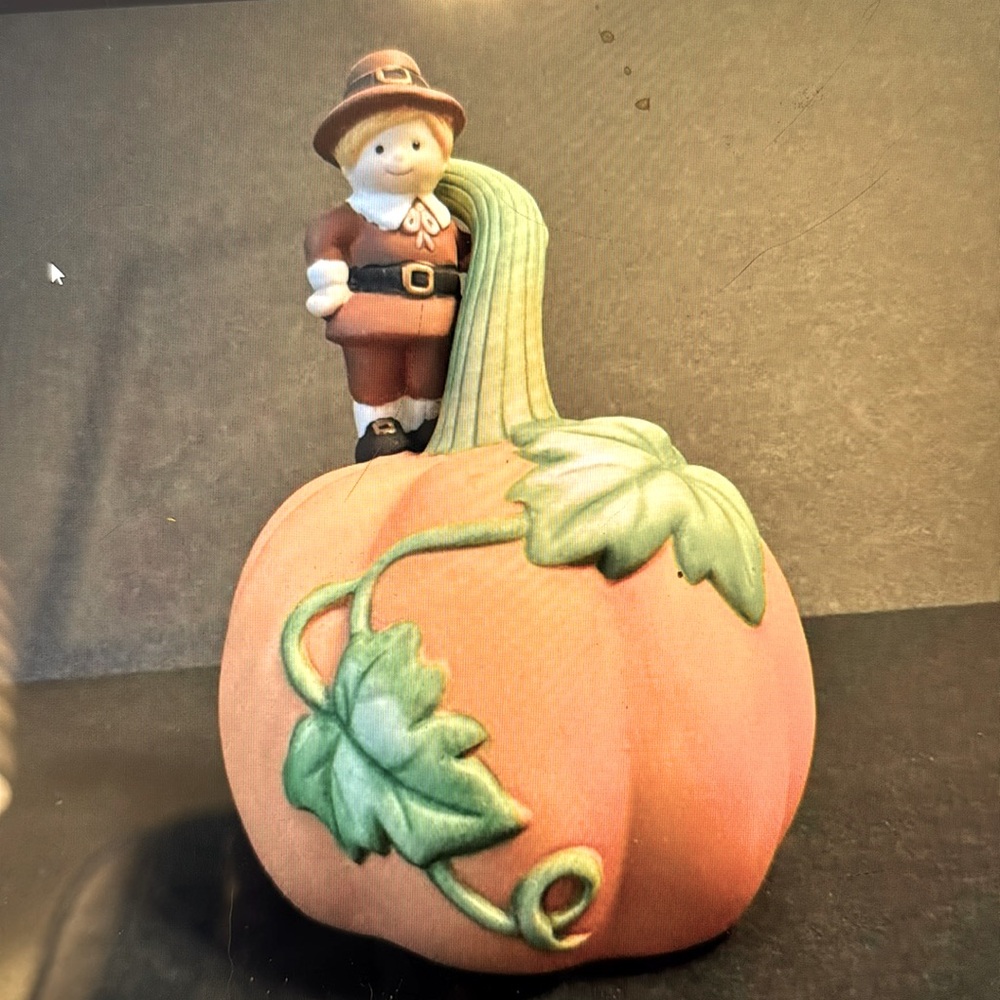 Avon 1990 Thanksgiving Pilgrims pumpkin hand bell